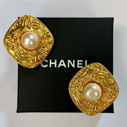 CHANEL gilded clip-on earrings