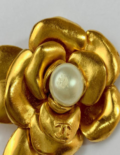 Broche CHANEL camélia dorée