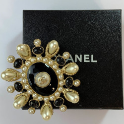 Broche CHANEL ovale en résine noire et perles nacrées