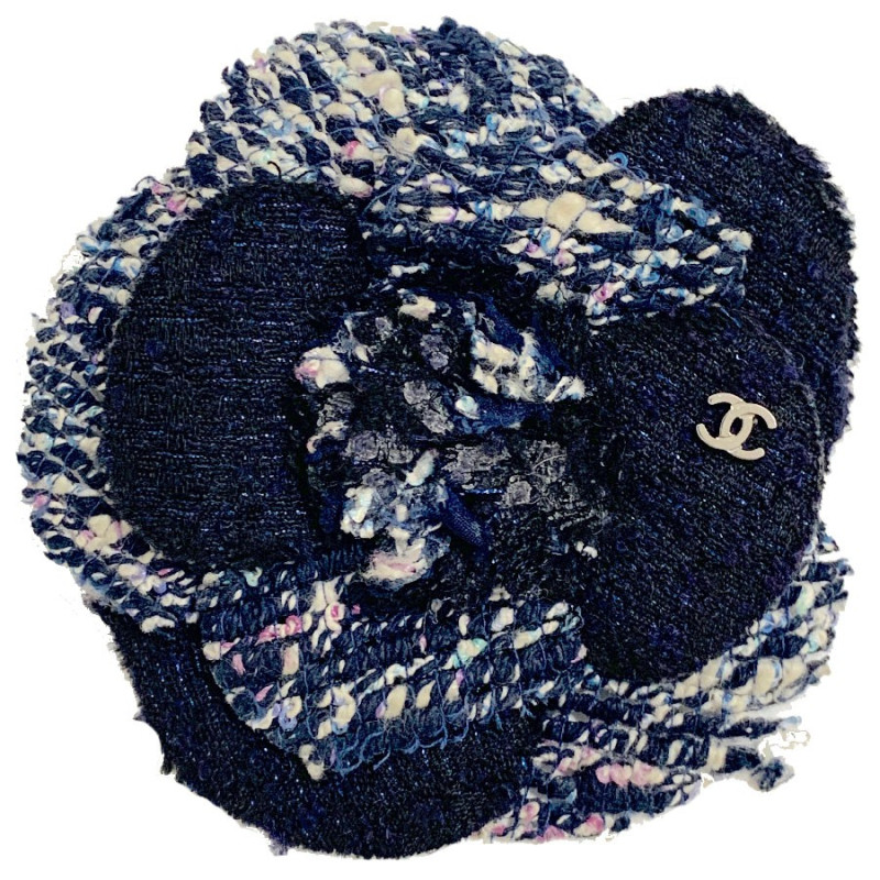 Broche camélia CHANEL en tweed bleu 