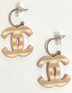 Clous CHANEL CC pendants en résine rose et beige