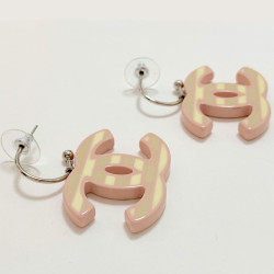 Boucles d'oreille clous CHANEL pendantes "CC"