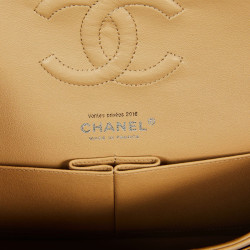 Sac Timeless CHANEL cuir lisse matelassé beige