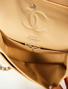 Sac Timeless CHANEL cuir lisse matelassé beige