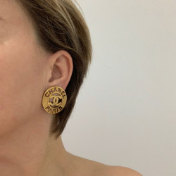 Boucles d'oreille CHANEL sigle "CHANEL" Vintage