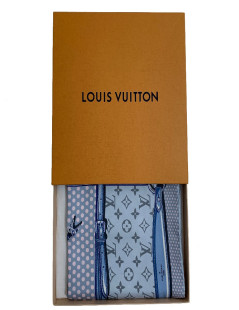 Carré Pop Confidential LOUIS VUITTON en soie bleu pâle