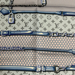 Carré Pop Confidential LOUIS VUITTON en soie bleu pâle