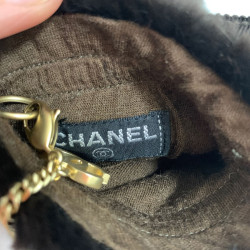 Moufles CHANEL en fourrure marron et chaîne dorée