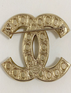 Broche CHANEL CC en métal doré et perles nacrées