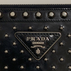 Portefeuille Prada noir en cuir verni et clous