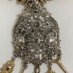 Long sautoir CHRISTIAN LACROIX doré et son pendentif argenté