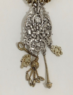 Long sautoir CHRISTIAN LACROIX doré et son pendentif argenté