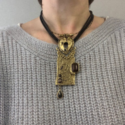 Collier CHRISTIAN LACROIX Vintage en cuir marron et pendentif doré