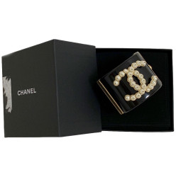 Manchette CHANEL CC en résine noire et CC en perles