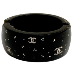 Bracelet CHANEL résine noire et inclusions de strass et perle nacrées