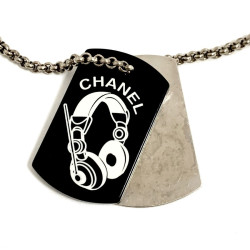 Pendentif plaque CHANEL argent et noir