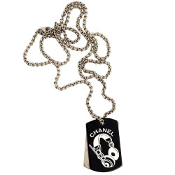 Pendentif plaque CHANEL argent et noir