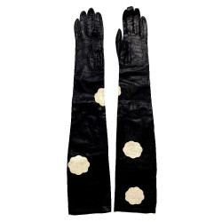 Longs gants CHANEL cuir d'agneau noir et camélias blancs