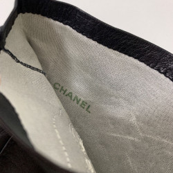 Longs gants CHANEL cuir d'agneau noir et camélias blancs