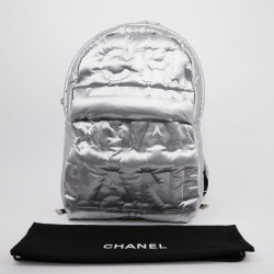 Sac a dos CHANEL GM en toile de nylon embossé argent