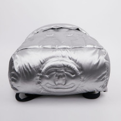 Sac a dos CHANEL GM en toile de nylon embossé argent