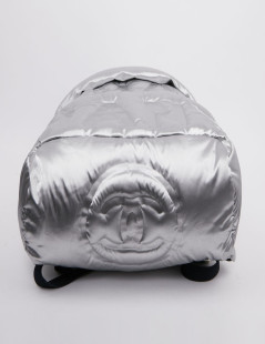 Sac a dos CHANEL GM en toile de nylon embossé argent