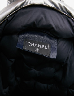 Sac a dos CHANEL GM en toile de nylon embossé argent