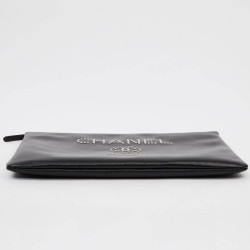 Pochette CHANEL zippée en cuir grainé noir GM