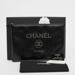 Pochette CHANEL en cuir noir