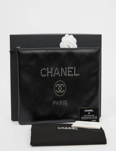 Pochette CHANEL zippée en cuir grainé noir GM