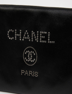 Pochette CHANEL zippée en cuir grainé noir GM