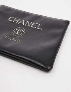 Pochette CHANEL zippée en cuir grainé noir GM