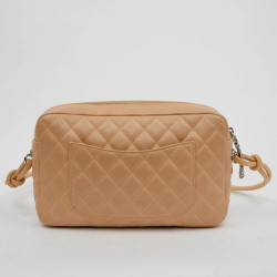 Sac caméra CHANEL cuir d'agneau beige matelassé 