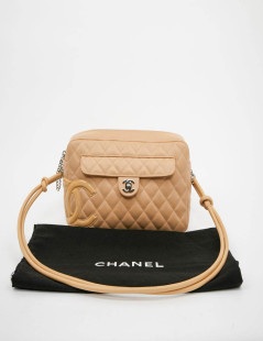 Sac caméra CHANEL cuir d'agneau beige matelassé 