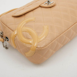 Sac caméra CHANEL cuir d'agneau beige matelassé 