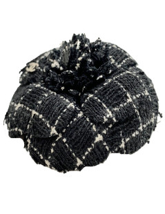 Broche camélia CHANEL  tweed noir et blanc