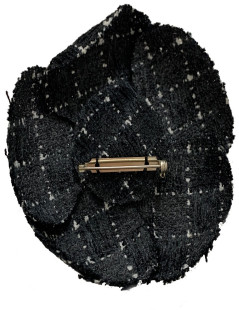 Broche camélia CHANEL  tweed noir et blanc