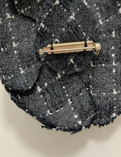 Broche camélia CHANEL  tweed noir et blanc