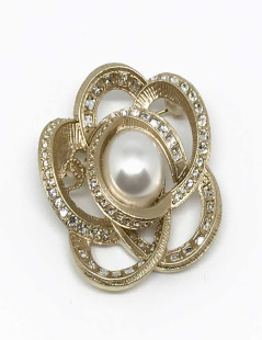 Broche CHANEL sertie de brillants et perle nacrée