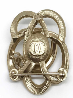 Broche CHANEL sertie de brillants et perle nacrée