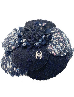 Broche camélia CHANEL tweed bleu