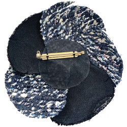 Broche camélia CHANEL tweed bleu