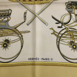 Carré HERMES Les Voitures à transformation en soie jaune et beige