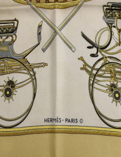 Carré HERMES Les Voitures à transformation en soie jaune et beige