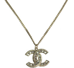 Collier CHANEL pendentif CC en strass et métal doré 