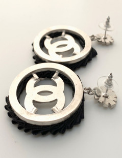 Boucles d'oreille clous CHANEL pendantes ruban noir