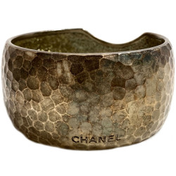 Manchette CHANEL bronze martelée et strass