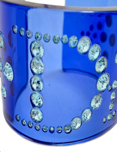 Manchette DIOR en plexiglas bleu et strass