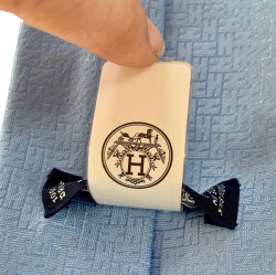 Cravate HERMES façonnée H bleu ciel en soie