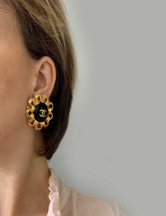 Boucles d'oreille CHANEL Vintage en métal doré et perle nacrée